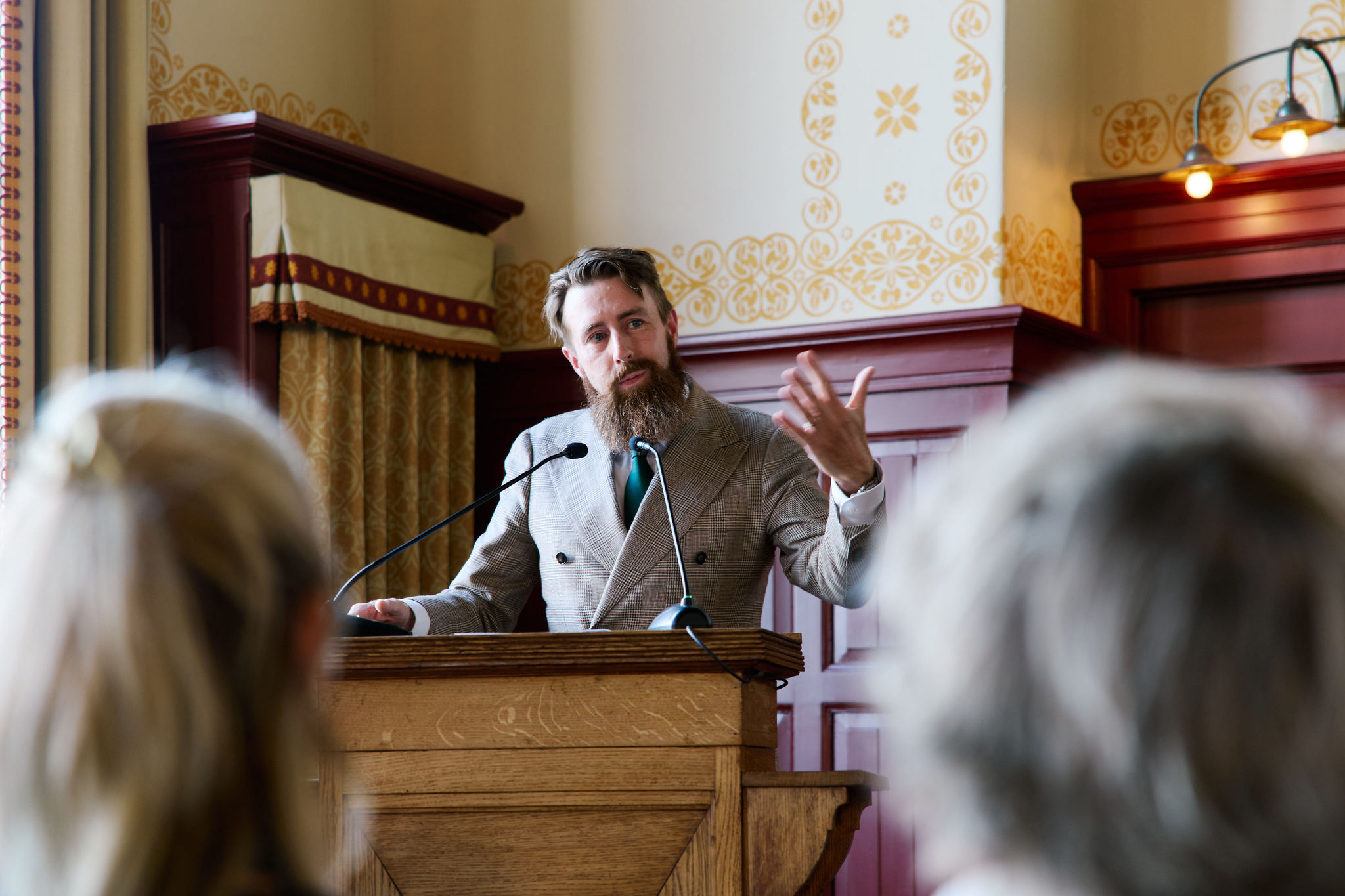 Rik Peels plaatste de roman in theologisch perspectief.
