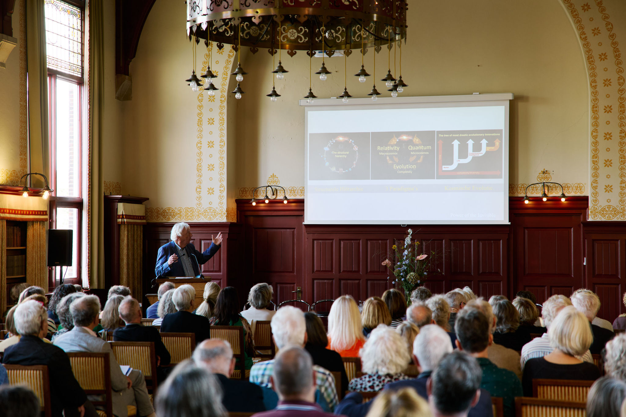 Sander Bais had de zaal aan zijn lippen met een verhaal over relativiteitstheorie en quantummechanica.