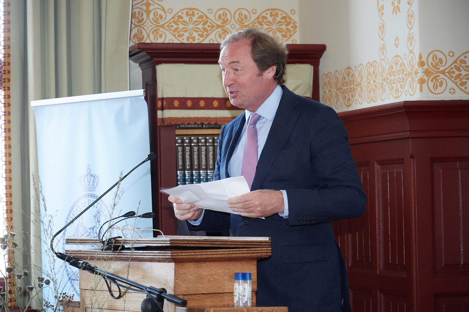 Jan Peter Weitenberg spreekt de laureaat toe